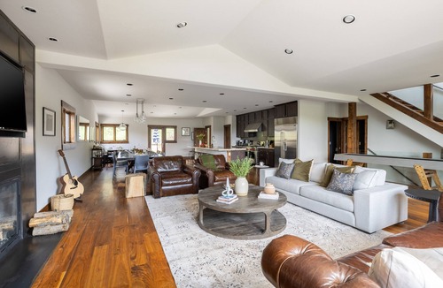 Breckenridge House | Dillon by AvantStay | Private Mountain Home w/Hot Tub w/Views & Shuffleboard!