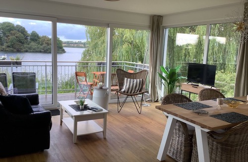 Ploen Apartment | Direct lakeside location, jetty, elegant apartment with rowing boat, paddle boat, balcony *