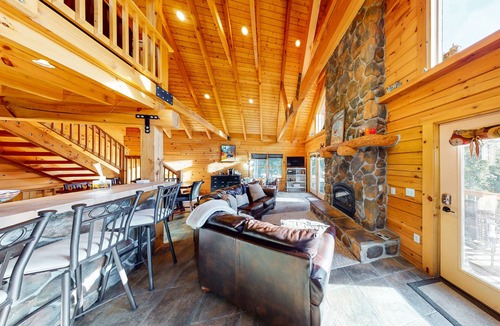 Quandary Village House | Dog-Friendly Little Bears Cabin w/Amazing Mountain Views, Free WiFi, Private W/D
