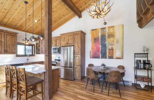Warrior's Mark House | Dog Friendly, On Shuttle Route, Private Hot Tub, Near River, Walk to Town