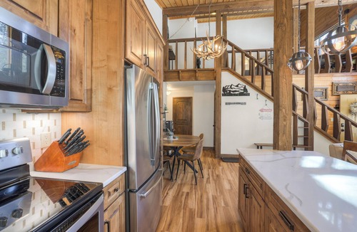 Warrior's Mark House | Dog Friendly, On Shuttle Route, Private Hot Tub, Near River, Walk to Town