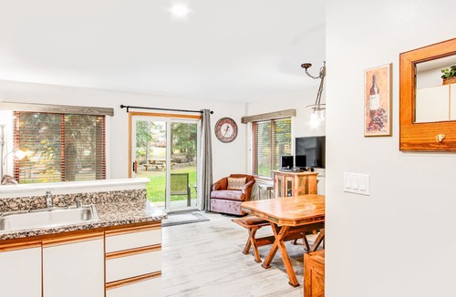 Four O'Clock Condo | Dog-Friendly Ski-In/Ski-Out Condo with Shared Hot Tub in Prime Location