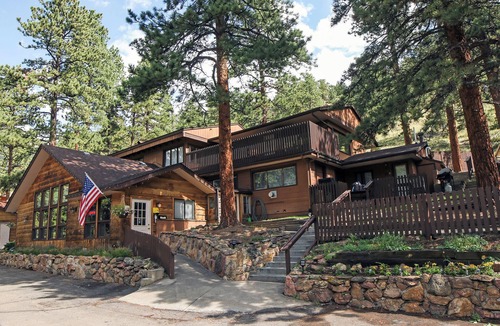 Estes Park Ski Chalet | Dog friendly Suite with Queen bed and kitchen