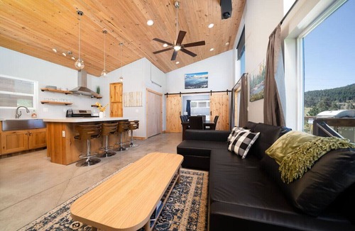 Estes Park Apartment | Dogs OK! Hot tub, king bed, views, & EV charger!