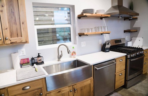 Estes Park Apartment | Dogs OK! Hot tub, king bed, views, & EV charger!
