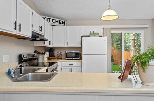 Central Colorado Springs House | Double Deuce | Portal Park & Pet Friendly w/Yard