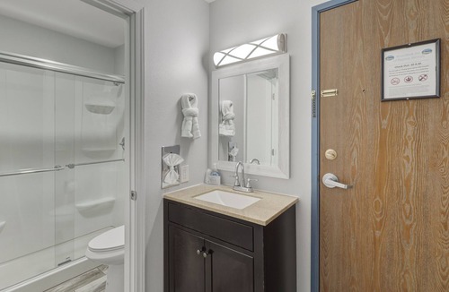 Pagosa Springs Hotel | Downtown King room w/San Juan River & Mtn Views