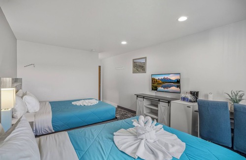 Pagosa Springs Hotel | Downtown Riverside 2 Queens | Hot Tub | Breakfast Included