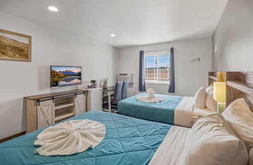 Pagosa Springs Hotel | Downtown Riverside 2 Queens | Hot Tub | Breakfast Included