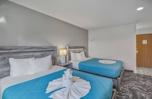 Pagosa Springs Hotel | Downtown Riverside 2 Queens | Hot Tub | Breakfast Included