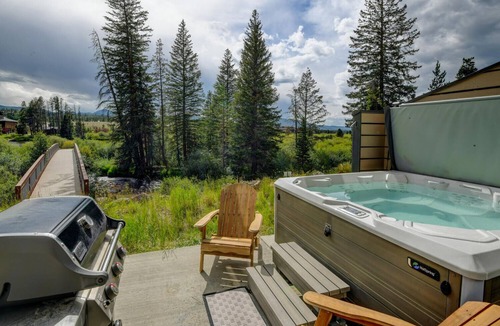 Rendezvous House | Downtown WP Cabin 44 I Private Hot Tub I Great Views I Bunk Room I Discounted Attractions