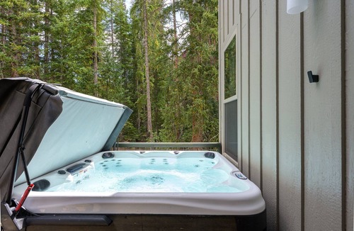 Rendezvous House | Downtown WP Chalet 20 I Private Hot Tub I Great Views I Bunk Room I Discounted Attractions
