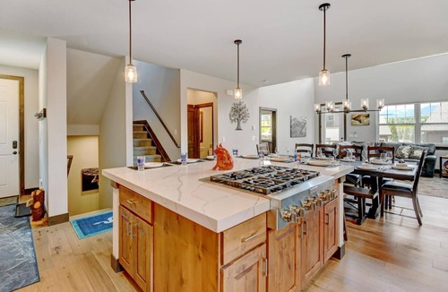 Rendezvous House | Downtown WP Chalet 7 I Private Hot Tub I Amazing Views I Bunk Room I Desk I Discounted Attractions
