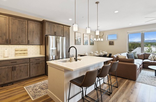 Rendezvous House | Downtown WP Chalet 7 I Private Hot Tub I Great Views I Bunk Room I Desk I Discounted Attractions