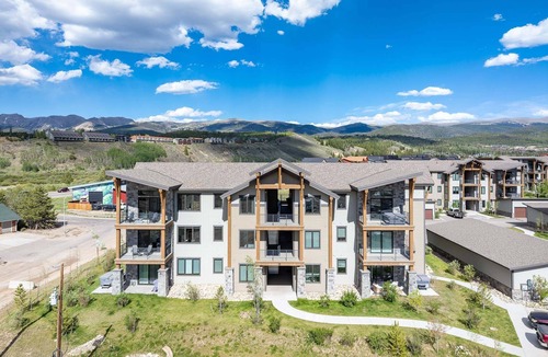 Fraser House | Downtown WP Condo D-202 I Great Views I Bunk Room I Discounted Attractions
