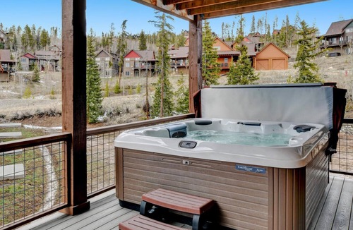 Rendezvous House | Downtown WP Villa 39 I Private Hot Tub I Great Views I Bunk Room I Discounted Attractions