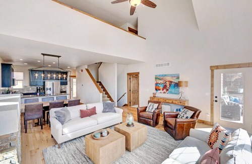 Rendezvous House | Downtown WP Villa 60 I Private Hot Tub I Great Views I Bunk Room I Discounted Attractions