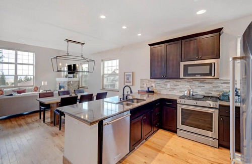 Rendezvous House | Downtown WP Villa 60 I Private Hot Tub I Great Views I Bunk Room I Discounted Attractions