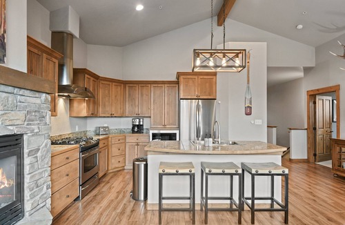 Bear Crossing House | Downtown WP Villa 745 I Private Hot Tub I Great Views I Bunk Room I Discounted Attractions