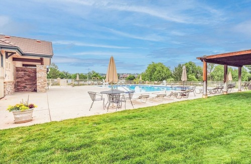 Aurora Condo | Dreamy 2-bedroom Saddlerock condo
