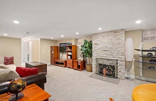 University Park House | DU Haven- Hot Tub Outdoor TV Lounge &3 Full Baths