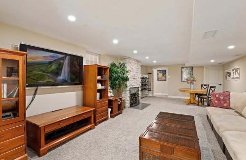 University Park House | DU Haven- Hot Tub Outdoor TV Lounge &3 Full Baths