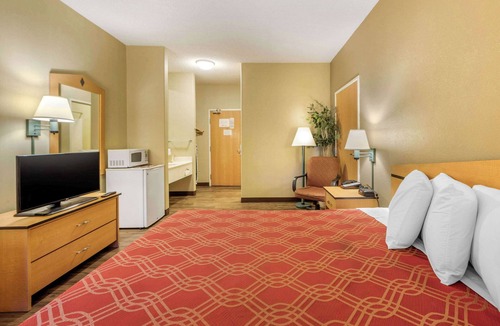 Cimarron Hills Hotel | Econo Lodge Colorado Springs near Airport