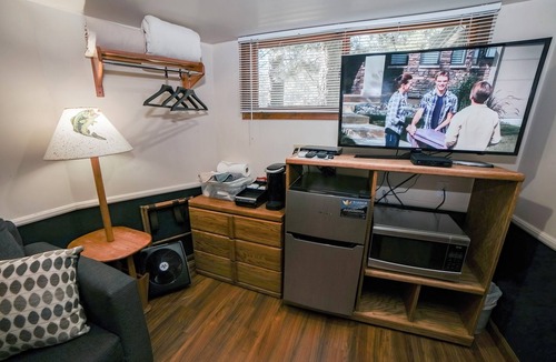 Estes Park Apartment | Economical Suite with King Bed & Woodburning Fireplace