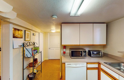 Lincoln Park Apartment | Elati Guesthouse: Walkable Home in Arts District