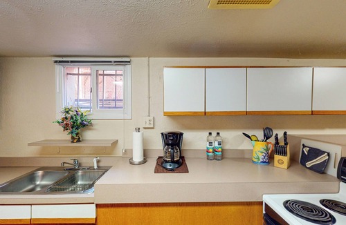 Lincoln Park Apartment | Elati Guesthouse: Walkable Home in Arts District