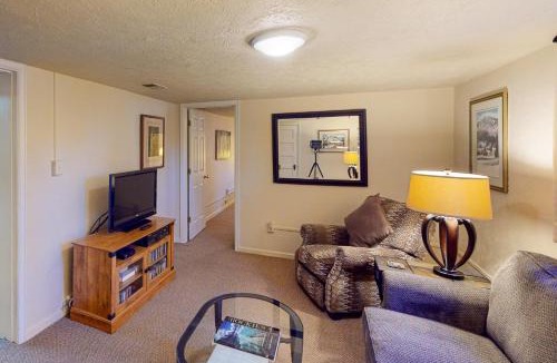 Lincoln Park Apartment | Elati Guesthouse: Walkable Home in Arts District