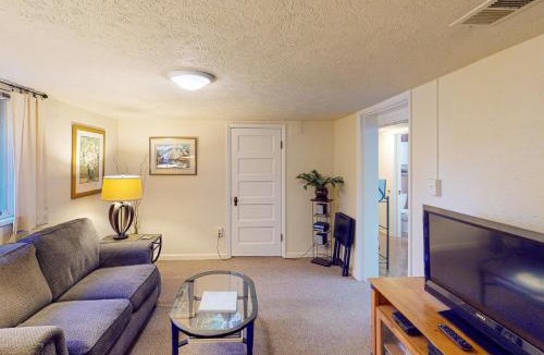 Lincoln Park Apartment | Elati Guesthouse: Walkable Home in Arts District