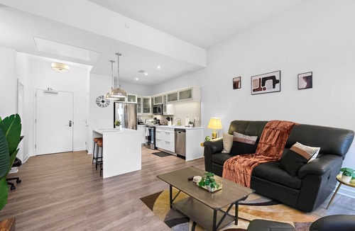 Downtown Kansas City Condo | Elegant Downtown KC Retreat w/Gym, King Bed, Free Parking & Massage Chair