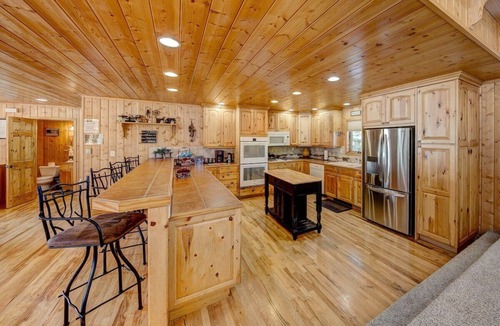 Carriage Hills House | Elk Meadow Retreat - Amazing Mountain Views + Hot Tub Sleeps 10!