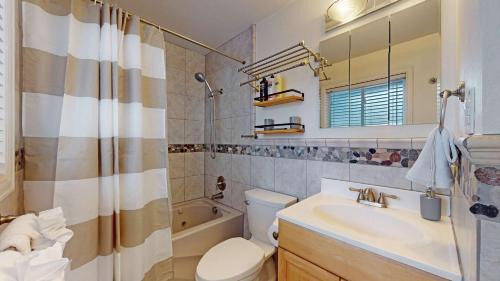 Southeast House | Enchanting Upper Unit with City Charm