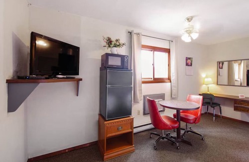 Cheyenne Wells Hotel | Enjoy 4 Comfortable Rooms w/Private Bath Near Cheyenne Wells