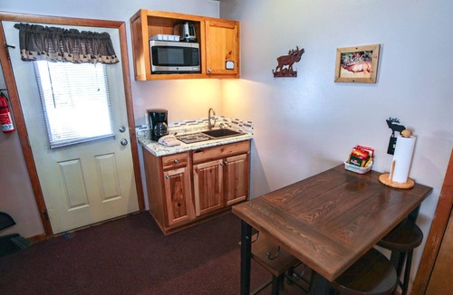 Estes Park Cottage | Enjoy a cozy getaway in this suite-style attached cabin
