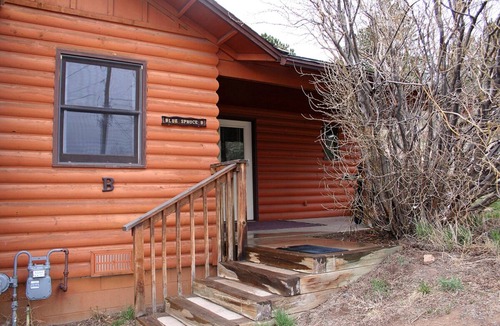 Estes Park Cottage | Enjoy a cozy getaway in this suite-style attached cabin