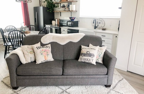 Monument House | Enjoy country living in this charming farmhouse guest cottage
