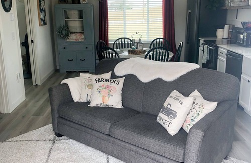 Monument House | Enjoy country living in this charming farmhouse guest cottage