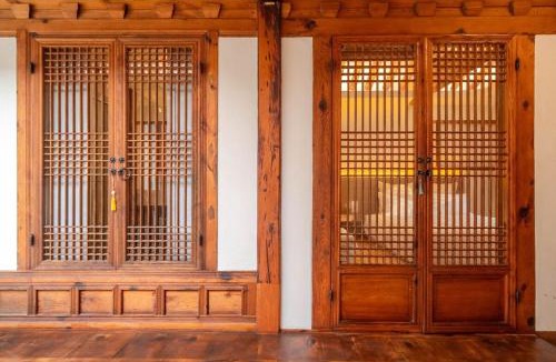 Samcheong-dong Villa | Entire Bukchon Hanok, 2 Connected Houses, Byeolha