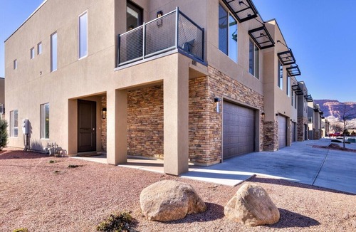 Moab Condo | Entrada Moab Retreat Collection | Two Luxury Townhomes for Large Groups | Pools, Hot Tubs & Bikes