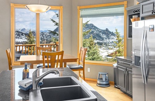 Estes Park Condo | Estes Park retreat w/hot tub, fireplace, king suite
