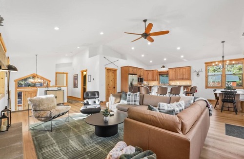 Tahoe Paradise House | Evergreen Getaway - Pet Friendly in SLT w Hot Tub