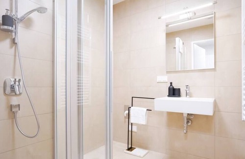 Erdberg Condo | Exclusive 2-Bedroom condo with Pool & Balcony