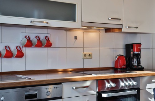 Nord-Mitte Apartment | Exclusive apartment in historic residential building with fireplace, bathroom & plenty of space