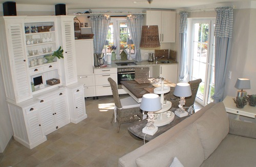 Zingst Apartment | Exclusive apartment with garden and fireplace near the beach