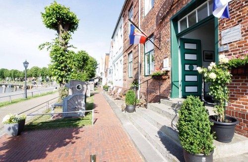 Toenning House | Extra-large double room with sofa bed + harbor view - Gästehaus Lexow