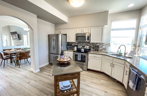 Colorado Springs House | ✶Falcon's Nest✶hot tub/games/mins to USAFA &hiking