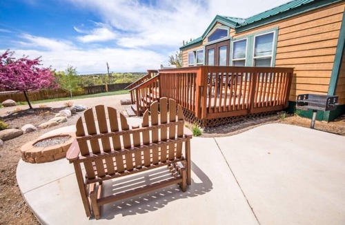 Durango - Purgatory Cabin | Family Cabin Lodge - The Family Cabin Lodge sleeps a maximum of 6 and features a full bathroom.